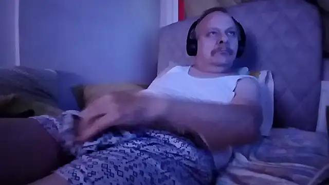 Snapshot of amylrmm1903 chatting on 11/17/25, 02:12 amylrmm1903 online show from 11/17/25, 02:12