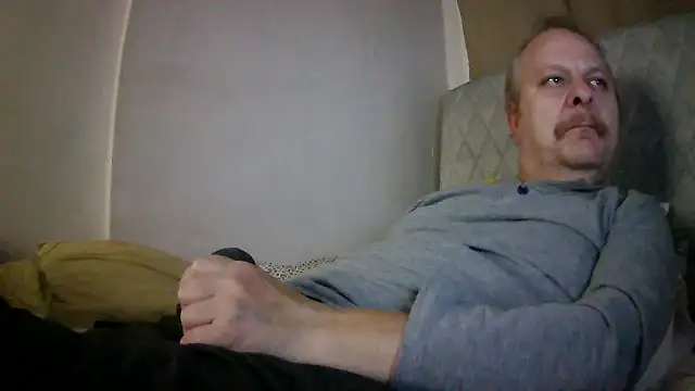 Snapshot of amylrmm1903 chatting on 11/19/25, 02:28 amylrmm1903 online show from 11/19/25, 02:28