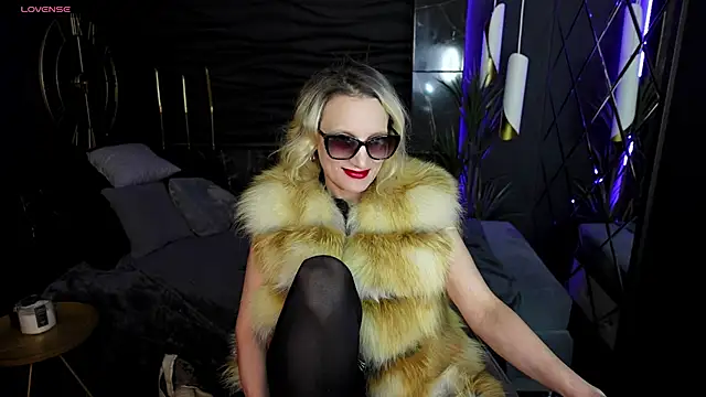 Snapshot of Queen_Anna_ chatting on 12/14/24, 04:42 Queen Anna online show from 12/14/24, 04:42