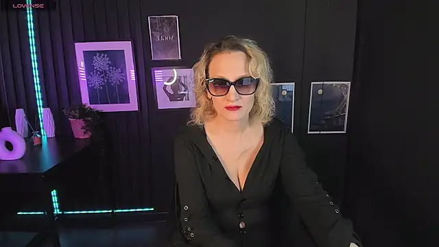 Snapshot of Queen_Anna_ chatting on 12/15/24, 01:22 Queen Anna online show from 12/15/24, 01:22