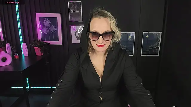 Snapshot of Queen_Anna_ chatting on 12/22/24, 01:44 Queen Anna online show from 12/22/24, 01:44