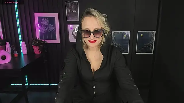 Snapshot of Queen_Anna_ chatting on 12/22/24, 04:48 Queen Anna online show from 12/22/24, 04:48