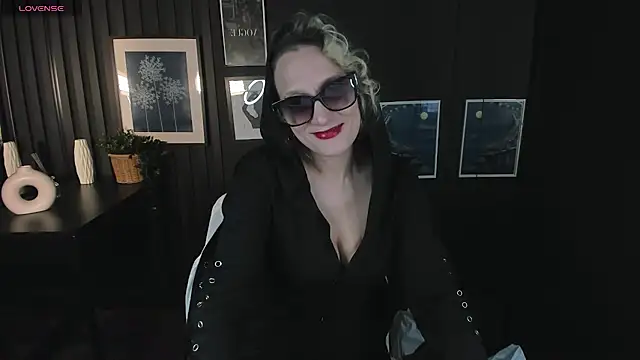 Snapshot of Queen_Anna_ chatting on 12/27/24, 04:58 Queen Anna online show from 12/27/24, 04:58