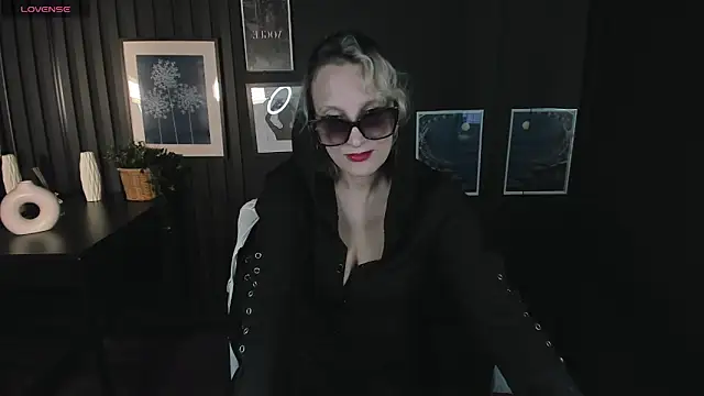 Snapshot of Queen_Anna_ chatting on 12/27/24, 08:02 Queen Anna online show from 12/27/24, 08:02