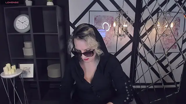 Snapshot of Queen_Anna_ chatting on 01/13/25, 06:59 Queen Anna online show from 01/13/25, 06:59
