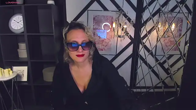 Snapshot of Queen_Anna_ chatting on 01/14/25, 08:04 Queen Anna online show from 01/14/25, 08:04