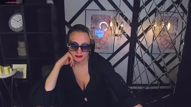 Snapshot of Queen_Anna_ chatting on 01/15/25, 02:06 Queen Anna online show from 01/15/25, 02:06