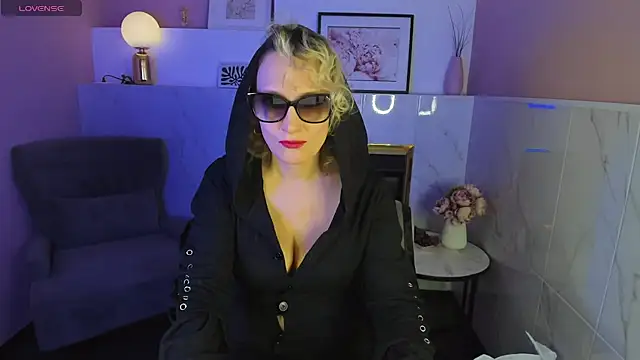Snapshot of Queen_Anna_ chatting on 01/23/25, 01:45 Queen Anna online show from 01/23/25, 01:45