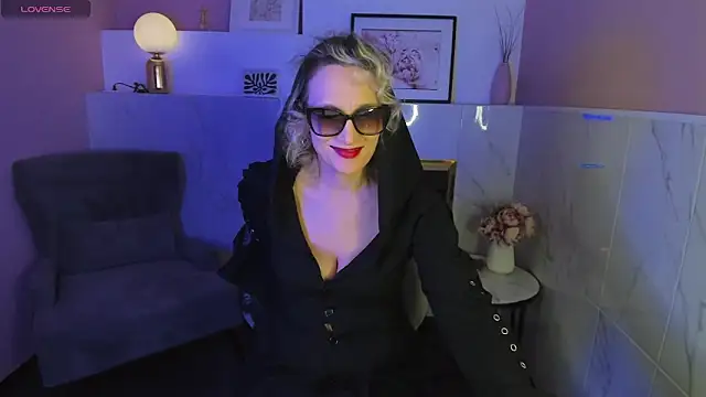 Snapshot of Queen_Anna_ chatting on 01/23/25, 04:48 Queen Anna online show from 01/23/25, 04:48