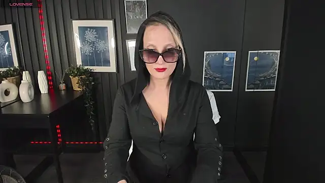 Snapshot of Queen_Anna_ chatting on 01/24/25, 07:49 Queen Anna online show from 01/24/25, 07:49