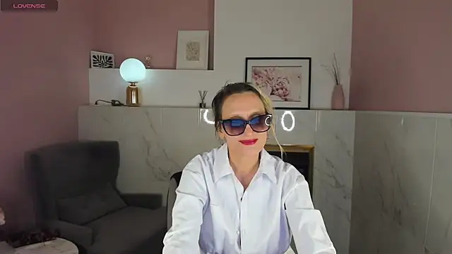 Snapshot of Queen_Anna_ chatting on 02/01/25, 12:18 Queen Anna online show from 02/01/25, 12:18