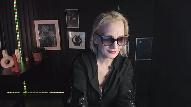 Snapshot of Queen_Anna_ chatting on 03/11/25, 04:10 Queen Anna online show from 03/11/25, 04:10