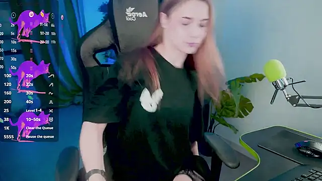 Snapshot of CuteMousee chatting on 09/14/25, 08:35 CuteMousee online show from 09/14/25, 08:35