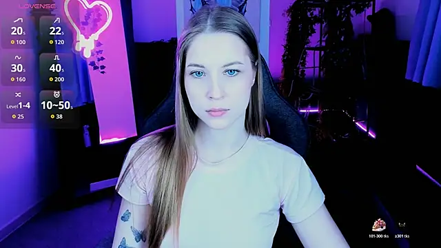 Snapshot of CuteMousee chatting on 11/08/25, 09:20 CuteMousee online show from 11/08/25, 09:20