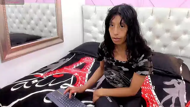 karolinee 66  online show from 04/28/26, 04:06