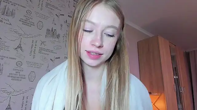 Snapshot of minidivaa_ chatting on 10/04/25, 09:13 minidivaa  online show from 10/04/25, 09:13