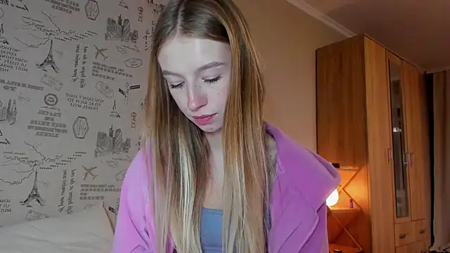 Snapshot of minidivaa_ chatting on 10/14/25, 10:32 minidivaa  online show from 10/14/25, 10:32