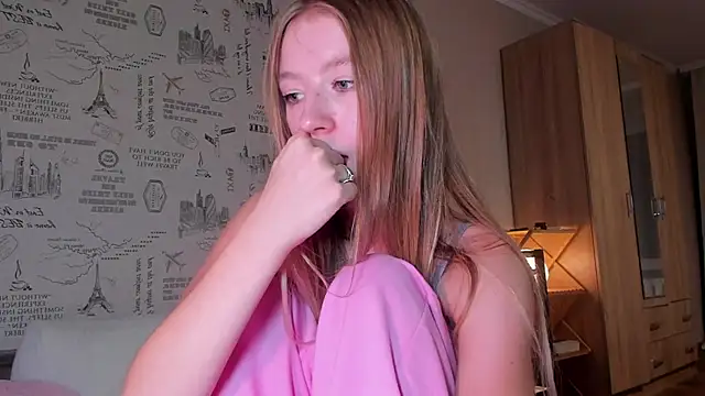 Snapshot of minidivaa_ chatting on 10/25/25, 08:58 minidivaa  online show from 10/25/25, 08:58