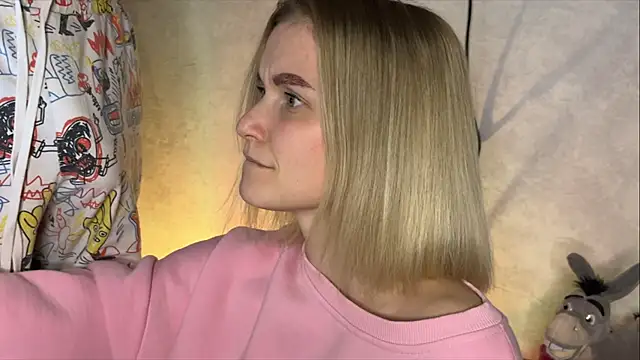 Snapshot of Adelovenick chatting on 03/19/25, 06:55 Adelovenick online show from 03/19/25, 06:55