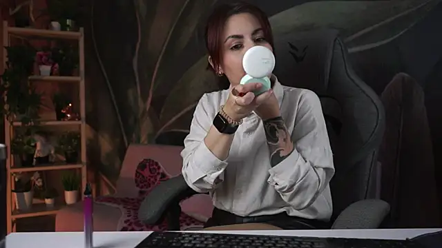 Snapshot of Lana__May chatting on 10/19/25, 06:03 Lana  May online show from 10/19/25, 06:03