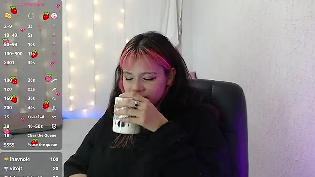 Snapshot of mixie_cute chatting on 12/20/24, 01:14 mixie cute online show from 12/20/24, 01:14