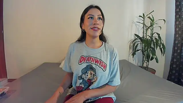 Snapshot of EmiGomez_ chatting on 03/07/25, 08:00 EmiGomez online show from 03/07/25, 08:00