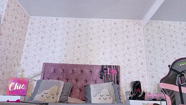 Snapshot of AvrillThomas chatting on 09/27/25, 02:44 AvrillThomas online show from 09/27/25, 02:44