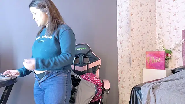 Snapshot of AvrillThomas chatting on 10/13/25, 03:34 AvrillThomas online show from 10/13/25, 03:34