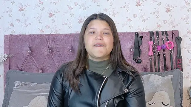 Snapshot of AvrillThomas chatting on 10/15/25, 02:06 AvrillThomas online show from 10/15/25, 02:06