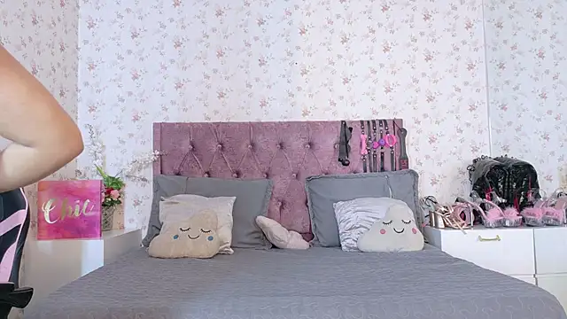 Snapshot of AvrillThomas chatting on 10/16/25, 04:30 AvrillThomas online show from 10/16/25, 04:30