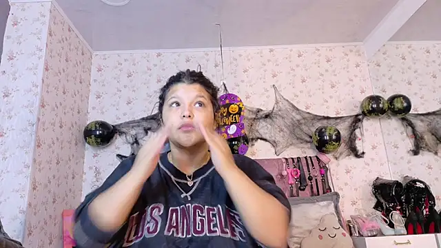 Snapshot of AvrillThomas chatting on 10/23/25, 03:33 AvrillThomas online show from 10/23/25, 03:33