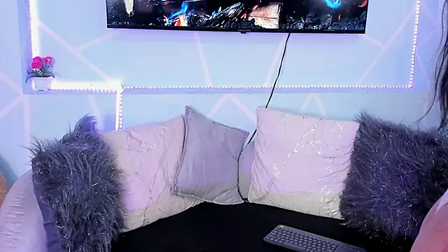 lila noa online show from 11/08/25, 07:45