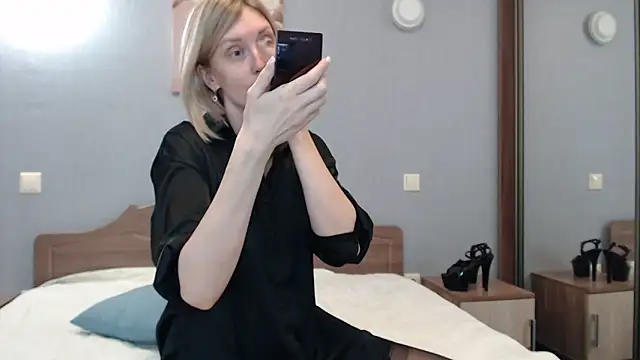 Snapshot of AvelinaLeoni chatting on 01/24/25, 08:44 AvelinaLeoni online show from 01/24/25, 08:44