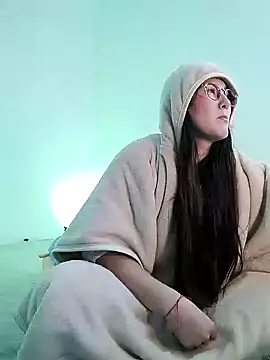 Elle Lee  online show from 12/11/24, 05:32