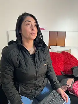 karenlennox1 online show from 05/01/26, 02:49