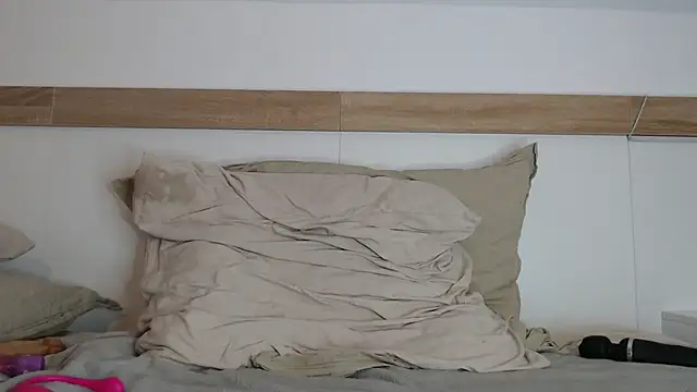 Snapshot of Xladycharme chatting on 10/15/25, 02:06 Xladycharme online show from 10/15/25, 02:06