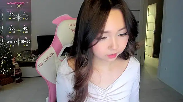 Snapshot of Fluffy_Rose chatting on 12/15/25, 03:11 Fluffy Rose online show from 12/15/25, 03:11