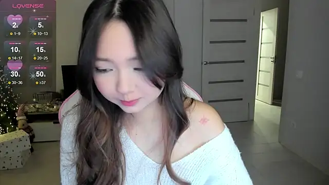 Snapshot of Fluffy_Rose chatting on 12/17/25, 02:06 Fluffy Rose online show from 12/17/25, 02:06