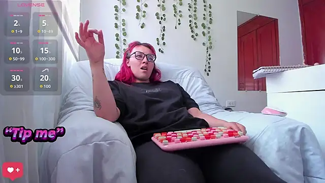 bonnie moon  online show from 09/16/25, 09:27