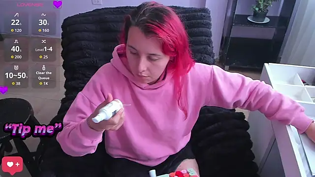 bonnie moon  online show from 10/28/25, 08:22