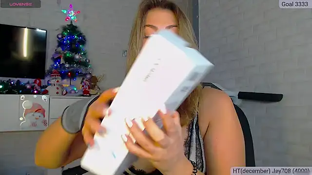 Snapshot of SuchCute chatting on 12/19/24, 03:18 SuchCute online show from 12/19/24, 03:18