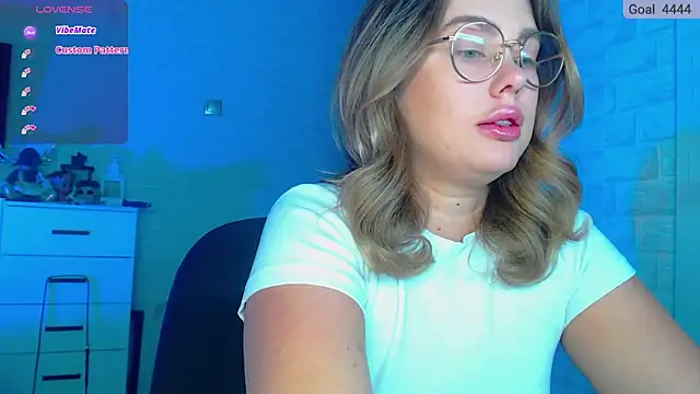 Snapshot of SuchCute chatting on 03/04/25, 01:23 SuchCute online show from 03/04/25, 01:23
