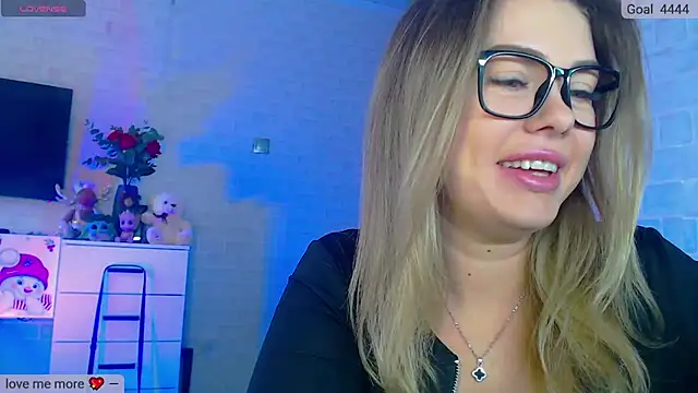 Snapshot of SuchCute chatting on 03/10/25, 03:01 SuchCute online show from 03/10/25, 03:01