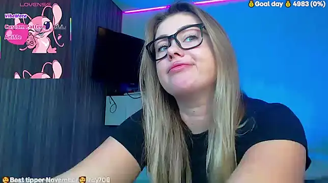 Snapshot of SuchCute chatting on 11/30/25, 02:15 SuchCute online show from 11/30/25, 02:15