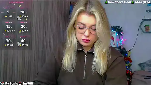 Snapshot of SuchCute chatting on 12/17/25, 03:12 SuchCute online show from 12/17/25, 03:12