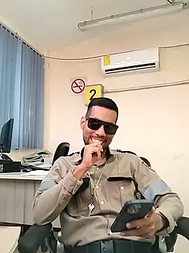 Snapshot of EnriquePersian197 chatting on 09/18/25, 03:03 EnriquePersian197 online show from 09/18/25, 03:03