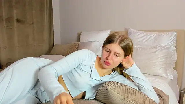 kirraa  online show from 11/21/25, 07:34