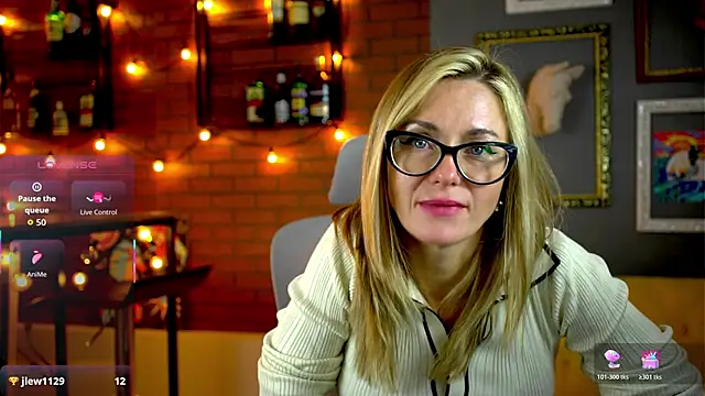 Snapshot of LadyIzabel chatting on 12/02/25, 08:30 LadyIzabel online show from 12/02/25, 08:30