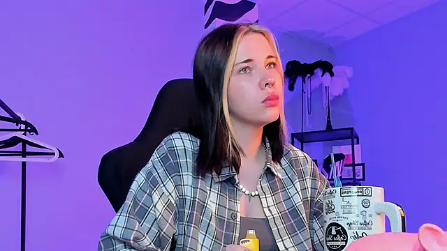 AliceSunday online show from 10/19/25, 02:01