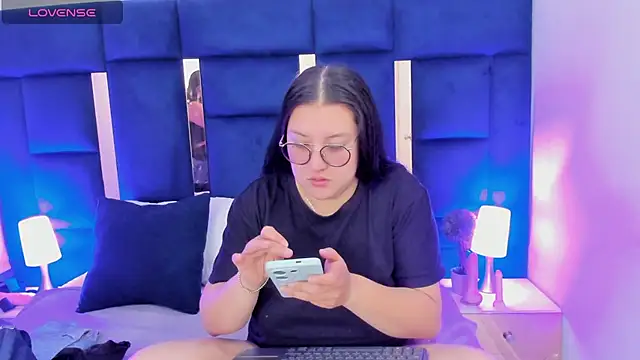 Snapshot of rebecaandpamela chatting on 12/18/24, 01:56 rebecaandpamela online show from 12/18/24, 01:56